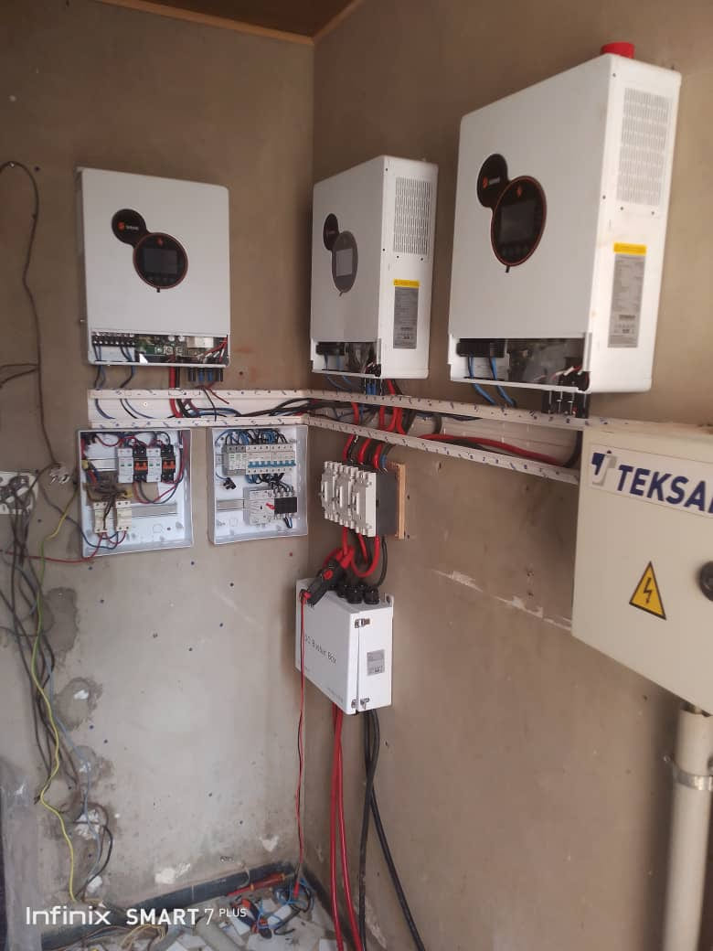 Completed installation of three SRNE 6 kVA hybrid inverters for the PYTES V15 system